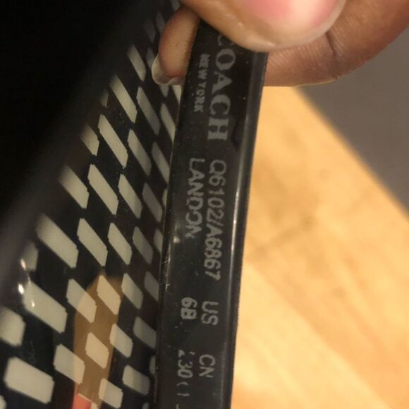 Coach Landon jelly  black flip flop thong sandals with gold bow, size 6 - Picture 9 of 9